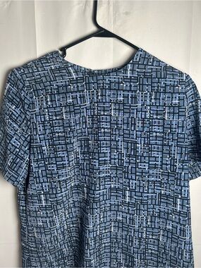 Blue Geometric Pattern Short-Sleeve Women’s Top